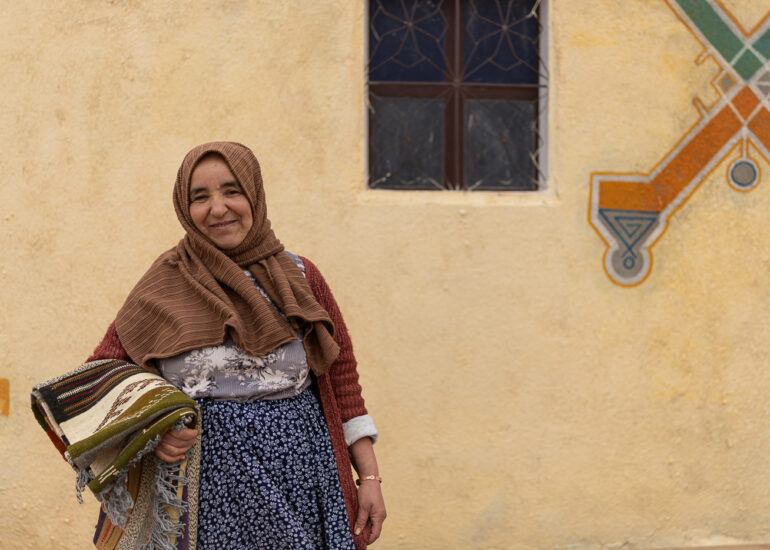 An Amazigh rug weaver in Taznakht